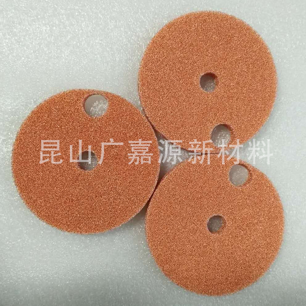利用泡沫銅優良的導熱性能及表觀通透性，制作成電機、電器的散熱材料。