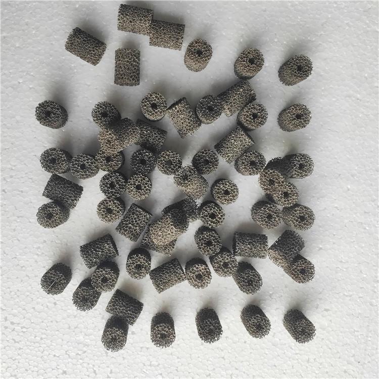 泡沫鐵鎳耐高溫1100度以上，耐各種酸堿腐蝕，孔隙結(jié)構(gòu)均勻、加熱傳熱快。