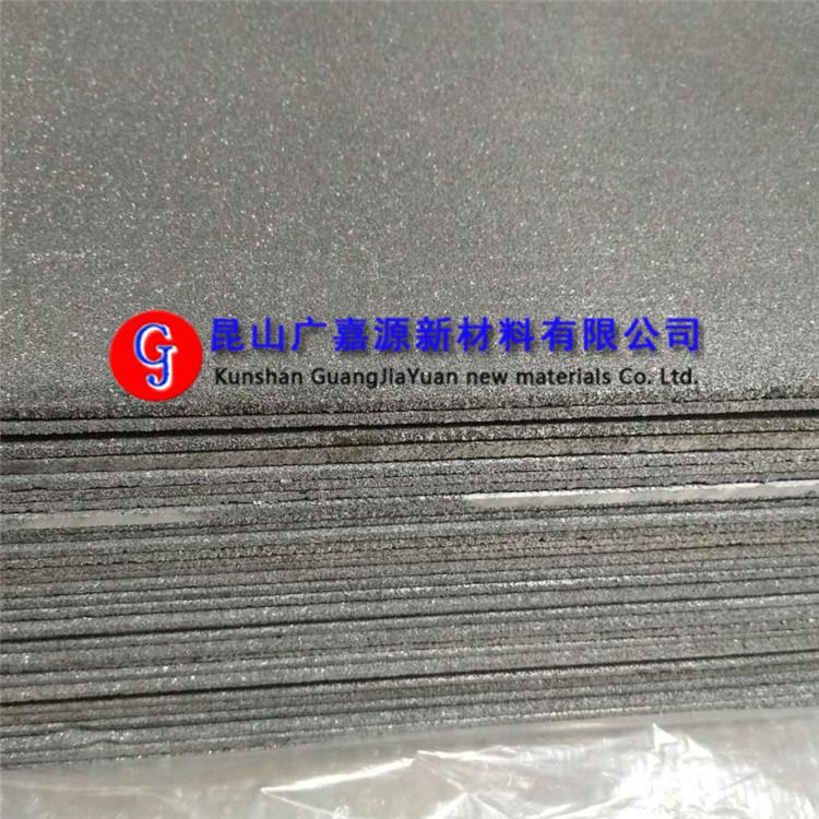 微孔泡沫鋁既可以做成各種形式的吸聲體，又可組合成各種形式的吸聲、隔聲體。